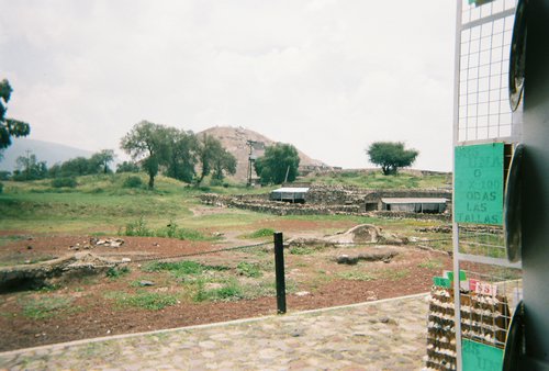 the walk up to the pyramids.jpg